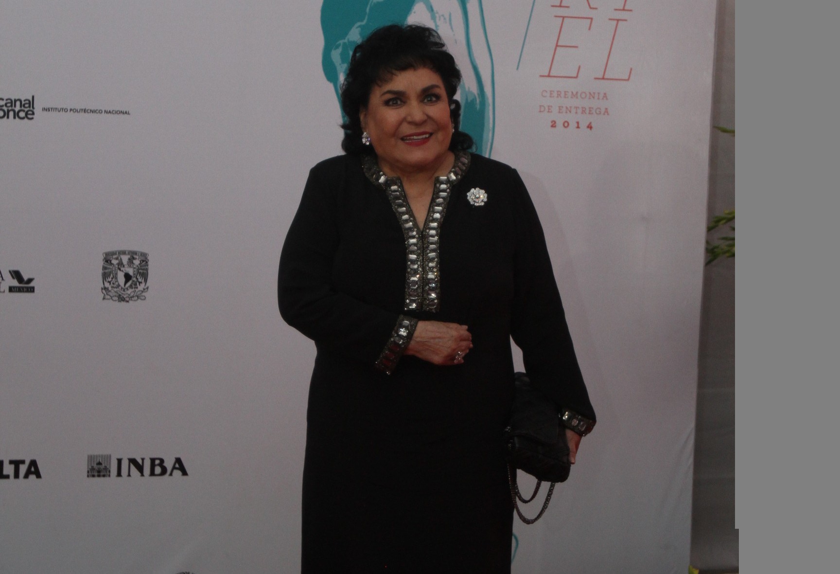 Carmen Salinas desfiló sonriente por la alfombra roja frente a Bellas Artes. 