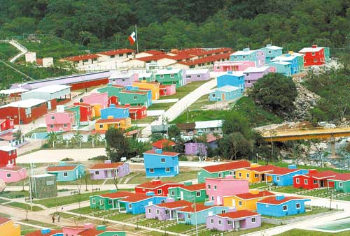 La nuevas casas destacan por sus colores; se construyeron escuelas, albergue, iglesia y alberca.