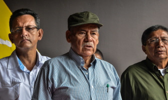 El cofundador de las FARC, comandante Miguel Pascuas (c), el comandante Fidel Rondon (i) y el comandante Jairo Martinez, en La Habana
