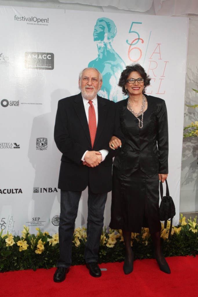 El director de cine Arturo Ripstein a su llegada a la alfombra roja del Ariel junto a Patricia Reyes Espíndola.