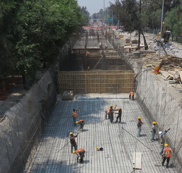 Los trabajos se realizan las 24 horas del día para reducir el tiempo de entrega de la obra.