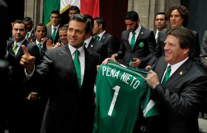 El Presidente recibió una playera de la sección marcada con sus apellidos y el número uno.