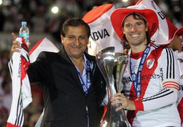 Ramón Díaz celebra el campeonato de liga con Fernando Cavenaghi