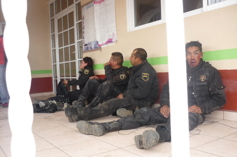 Los uniformados fueron retenidos y golpeados por vecinos de la comunidad de Tlalamac.
