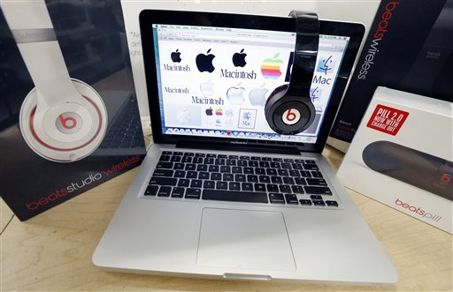 Apple adquiere Beats Electronics por tres mil millones de dólares, la mayor compra de la empresa hasta el momento.