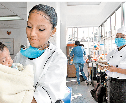 Aprenden a preparar pan; una alumna inclusive acude con su hija, a falta de guardería. 