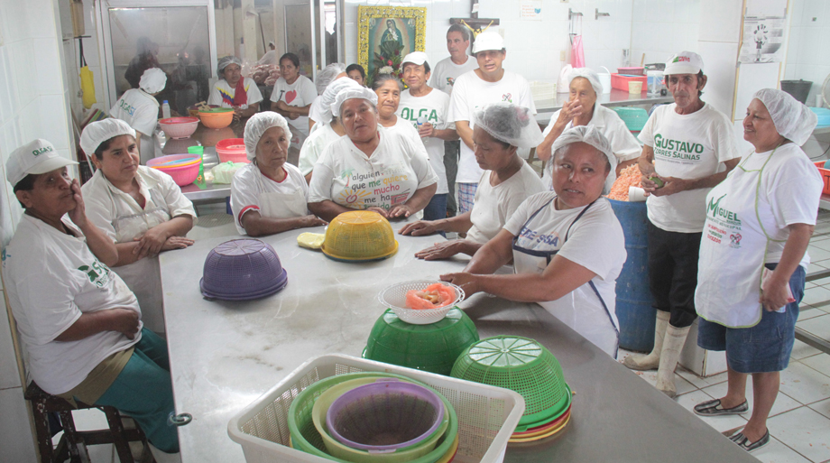 La caída del 40 por ciento en la producción de camarón, la veda  y las bajas ventas, han dejado sin trabajo a 2,800 mujeres dedicadas a despicar camar