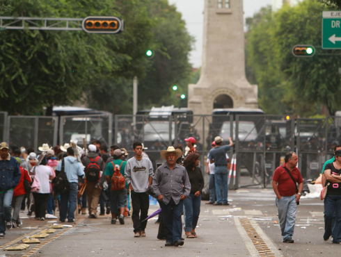 Dejan el plantón que tenían en avenida Bucareli, en el Centro, integrantes de la Unión Nacional de Trabajadores Agrícolas.