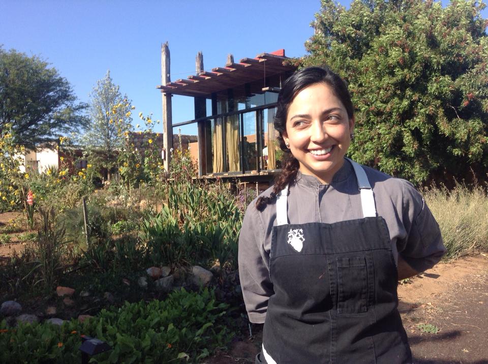 Elsa Judith Olmos Huerta trabaja en el restaurante Corazón de Tierra en Valle de Guadalupe.