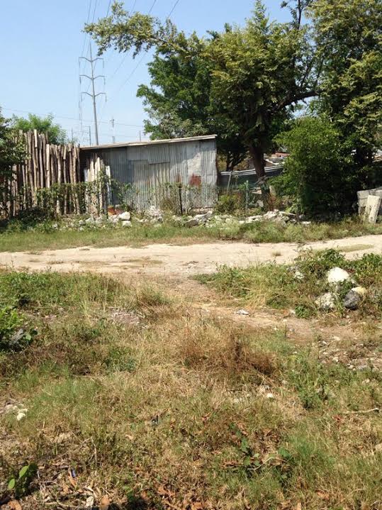 Familias construyen sus viviendas sobre drenes