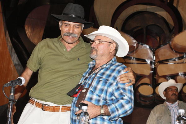 Los líderes de autodefensas en Michoacán José Juan Mireles e Hipólito Mora, durante el Encuentro Nacional de Autodefensas en el Polyforum Siqueiros.