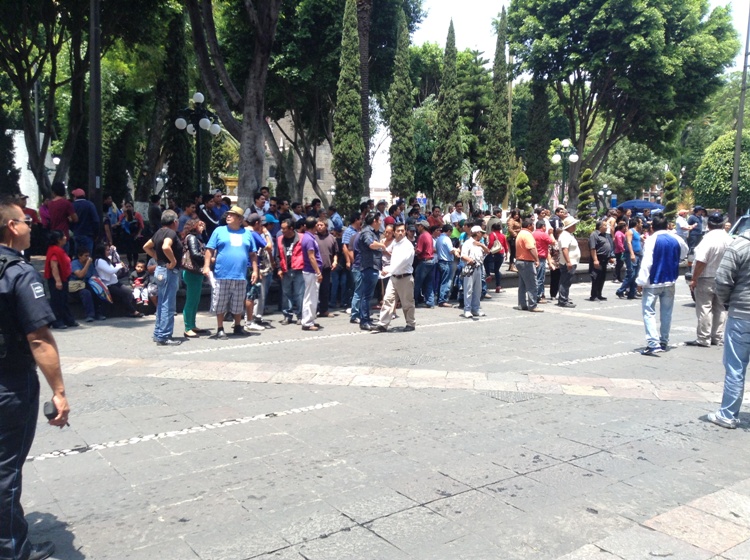 Media centena de comerciantes ambulantes de la organización Triple A protestan frente al Palacio Municipal de Puebla