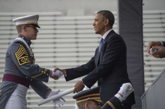Obama (d) saluda y entrega hoy un diploma a uno de los miembros de los graduados en la academia militar de West Point, hoy en Nueva York