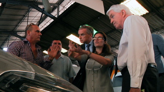 El presidente de la Cámara de Comercio de EU, Thomas J. Donohue (d), durante su visita a un taller de reparación de autos, hoy en La Habana