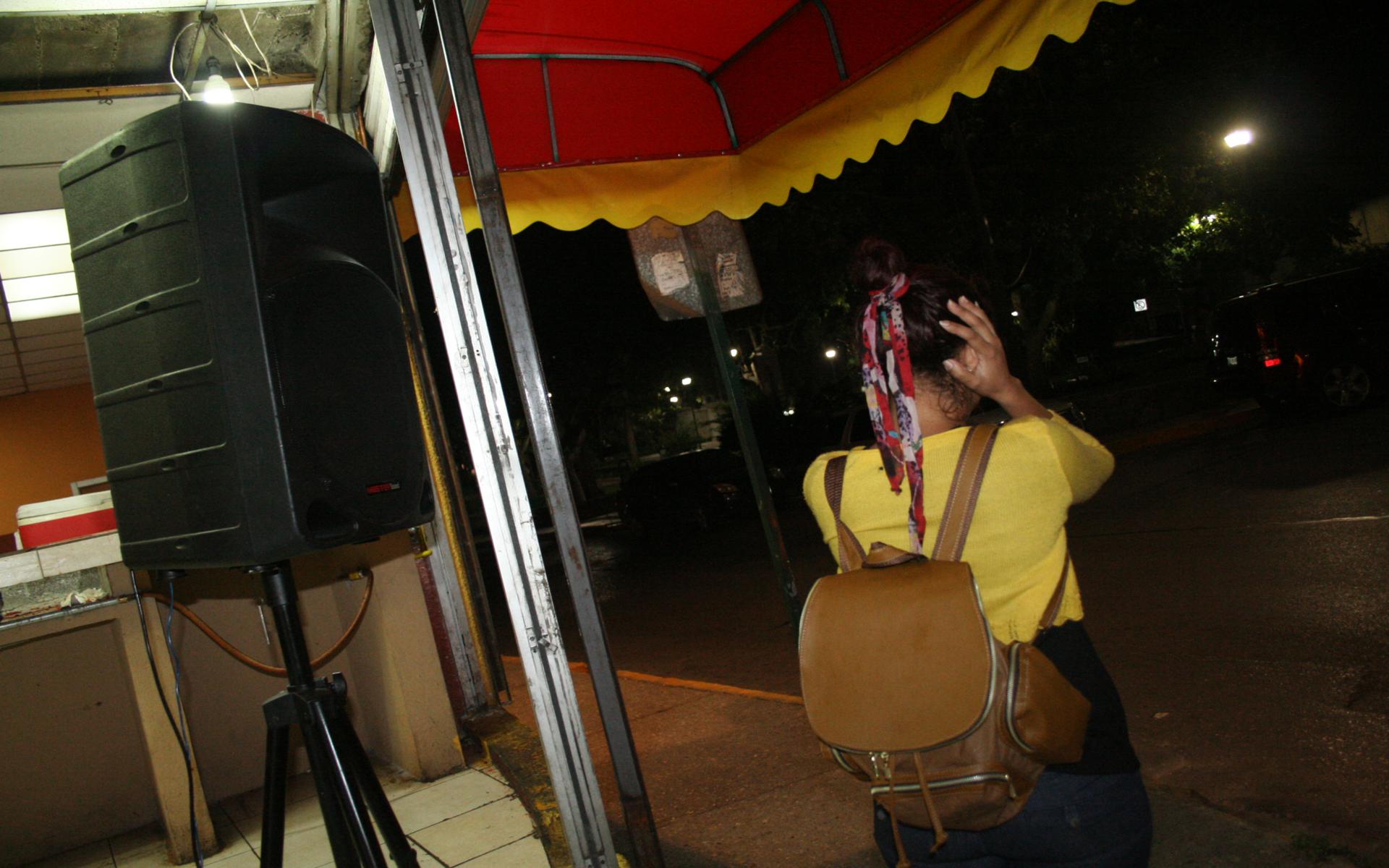 La taquería ubicada frente a la plaza de las artes, genera múltiples quejas por la música ensordecedora que transmite con una bocina en plena banqueta