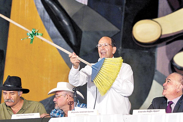 Alejandro Solalinde llamó a barrer con funcionarios que no sirven.