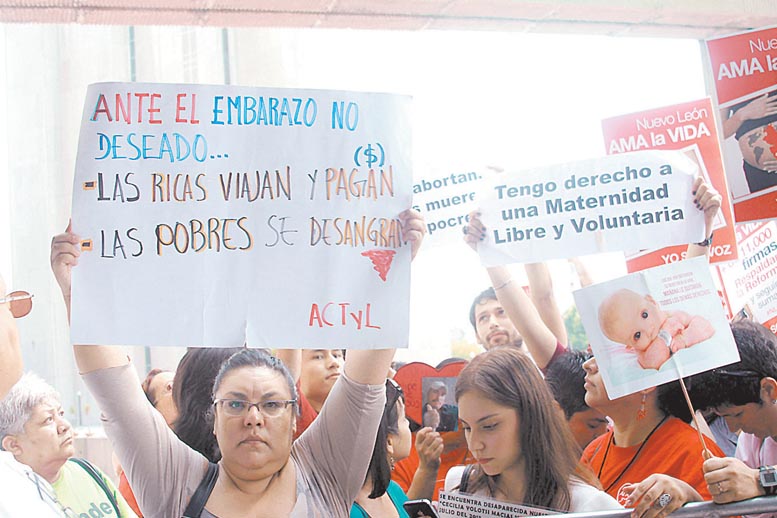 Cientos de personas, tanto a favor como en contra, se congregaron afuera del Congreso del Estado.