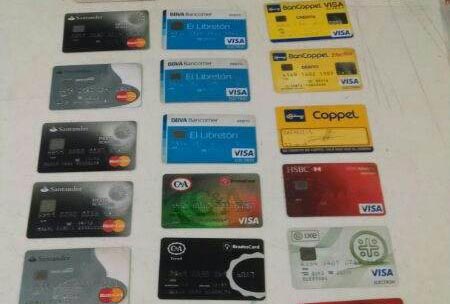 Fueron aseguradas 22 tarjetas bancarias apócrifas y 21 cheques.