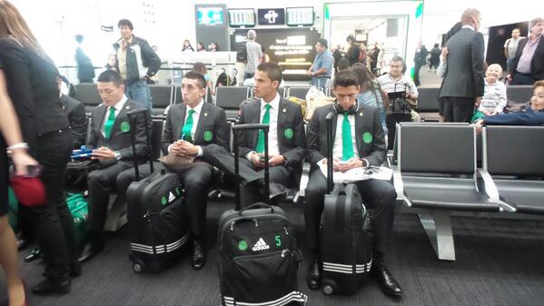 Héctor Herrera, Diego Reyes y Héctor Moreno se preparan para abordar el avión que los llevará a Dallas 