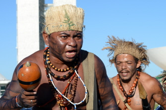 Indios brasileños de diferentes grupos danzan durante una protesta ante el Congreso Nacional en la Semana de Movilización Indígena, en Brasilia