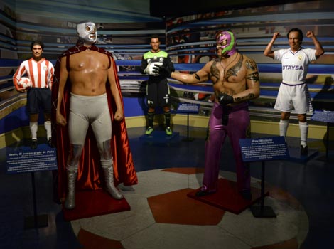 Luchadores y futbolistas tambien son parte del museo.
