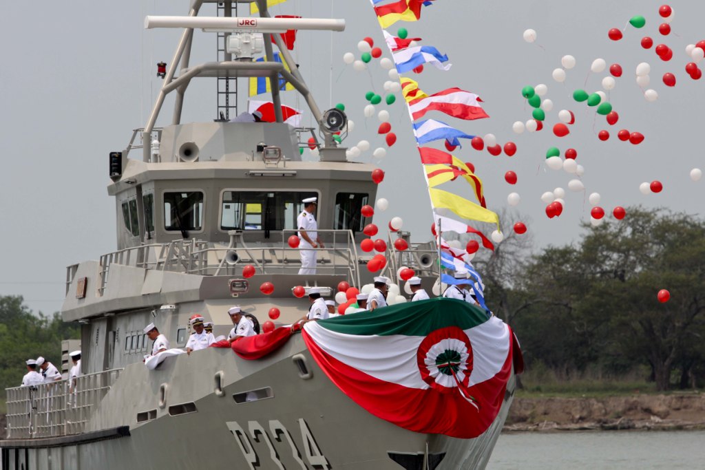 La madrina del barco que se puso en marcha fue la secretaria de Salud, Mercedes Juan López.