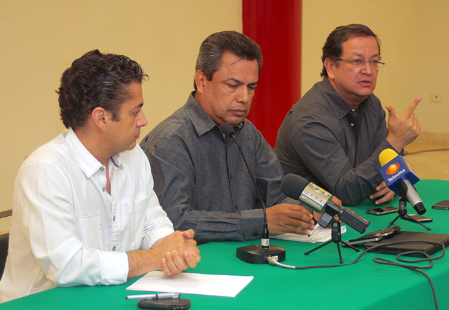 Miguel Mery Ayup, Jorge Luis Morán y Enrique Mota en rueda de prensa.