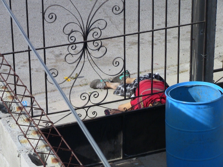 El occiso se encontró tirado en la calles Profesor Ricardo Ortiz Piñerua y Durango de la colonia Horizontes del Sur de Ciudad Juárez