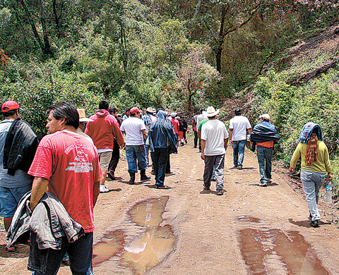 Pobladores, rumbo al encuentro donde ocurrió la agresión. 