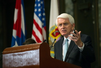 El presidente de la Cámara de Comercio de EU, Thomas Donohue, durante su conferencia en La Habana