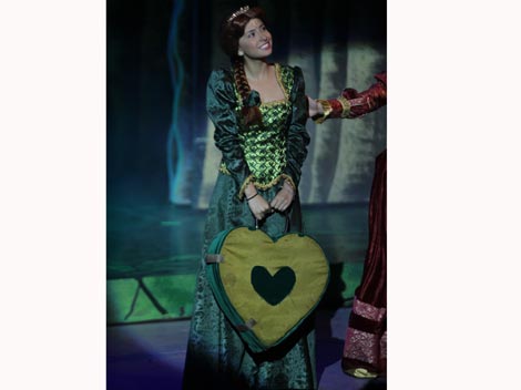 Su hija Paola Ramones interpreta a “Fiona”.  