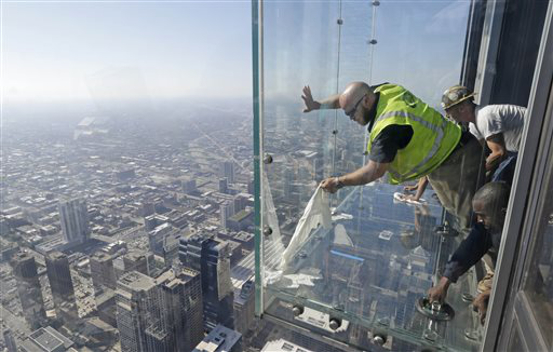 Uno de los balcones de vidrio de la Torre Willis se resquebrajó