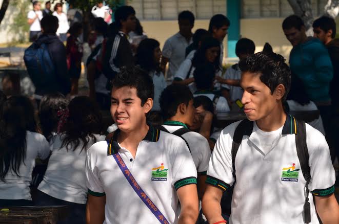  El 80% de estudiantes cuenta con una beca para continuar con sus estudios 