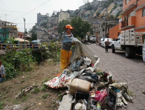 En la jornada de limpieza del Río Tacubaya, en la delegación Álvaro Obregón, fueron retiradas 11 toneladas de basura, maleza y cascajo.
