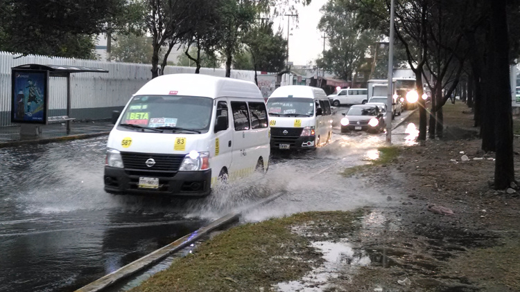 La lluvia causó el estancamiento en agua en diversos puntos de la ciudad.