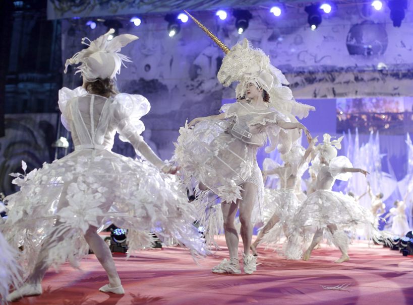 Dos bailarines con trajes de fantasía durante la inauguración del Life Ball 