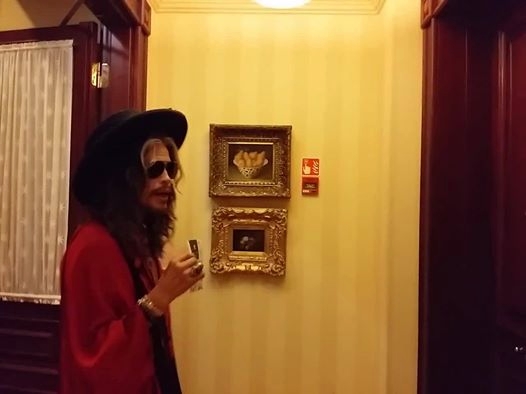 El cantante logró finalmente dejarle el mensaje a la cantante, aunque no consiguió deslizarlo por debajo de la puerta. 