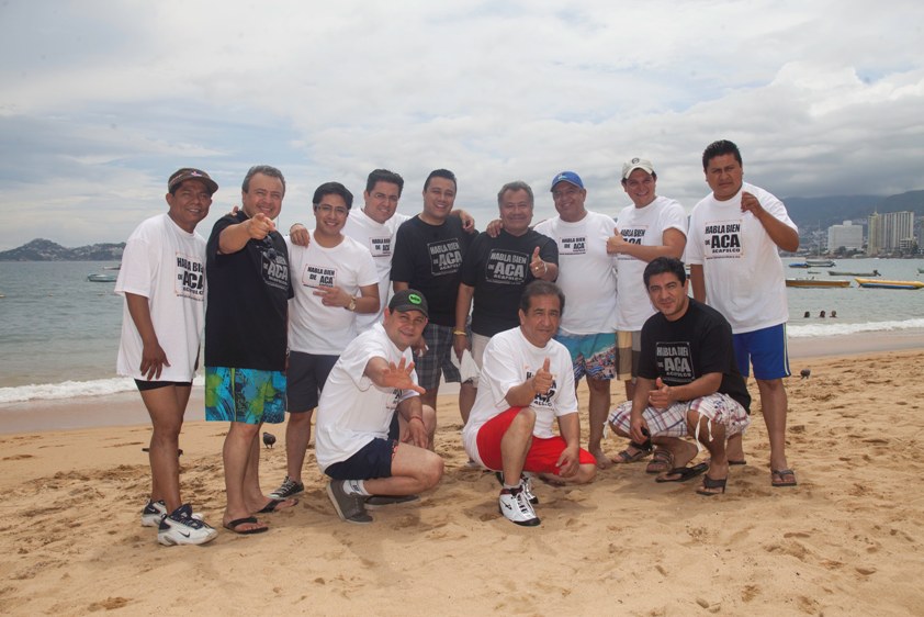 Los integrantes de la Sonora posaron en la playa, reunidos como un equipo de futbol. 