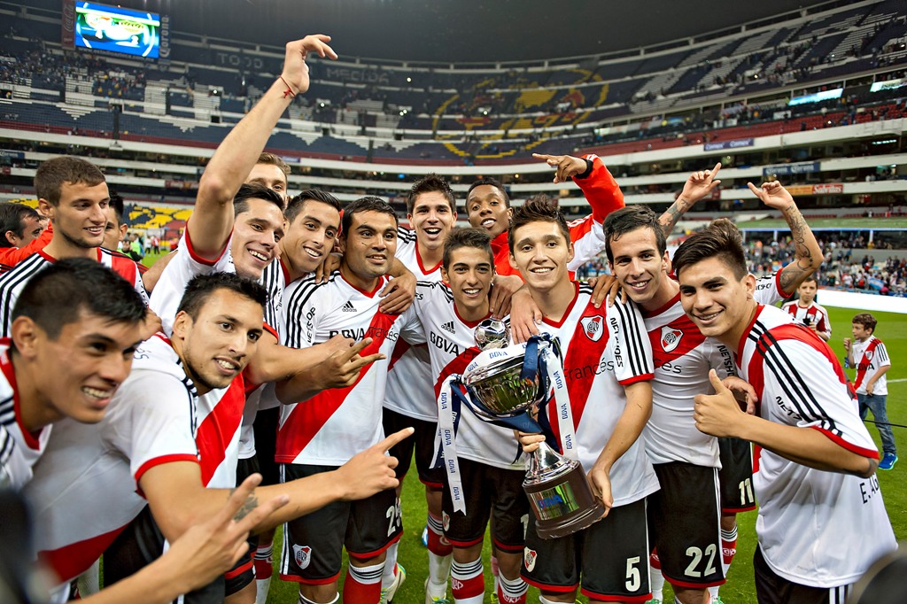 Jugadores de River festejan el triunfo sobre Boca Juniors en la cancha del Estadio Azteca 