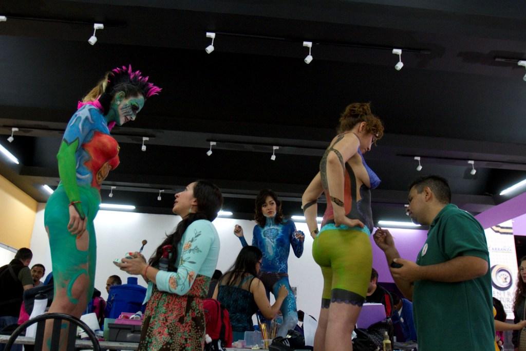 Los artistas afinando detalles en los cuerpos de las modelos.