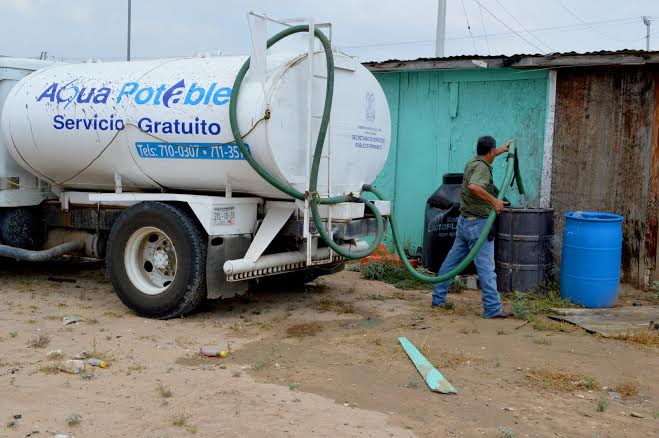 Abastecen de agua a las familias