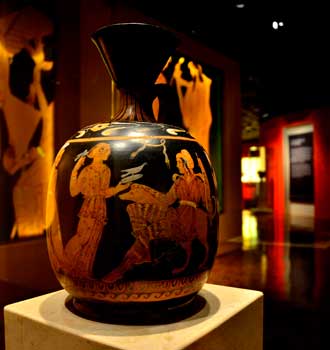 Con una antigüedad de más de dos mil años, las piezas (94 de cerámica y cinco esculturas de mármol) que integraron la colección que concluyó el pasado