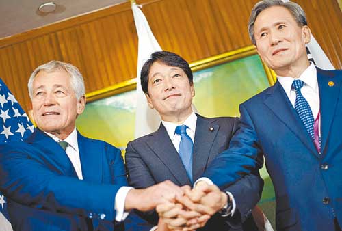 Chuck Hagel con el ministro de Defensa de Japón, Itsunori Onodera, y el de Corea del Sur, Kim Kwan-jin.