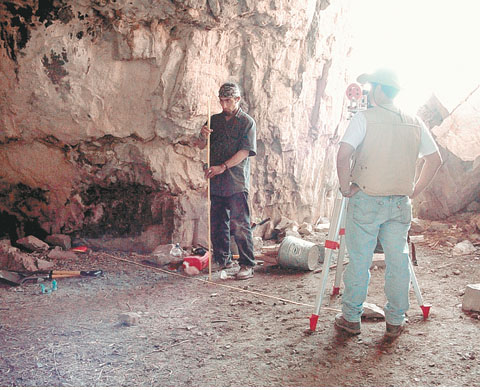 O En una de las cuevas se hallaron artefactos y huesos humanos y de animales. 