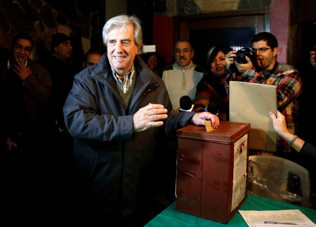 El ex presidente uruguayo y actual candidato interno para el Frente Amplio, Tabaré Vázquez, emite su voto en un colegio electoral en Montevideo.