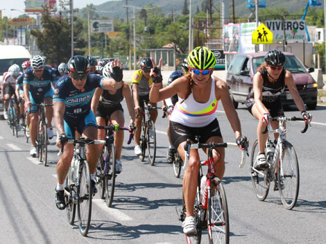 Un grupo de ciclistas es escoltado por elementos de Tránsito.