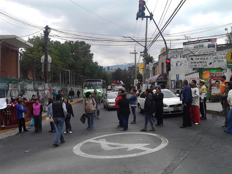 La avenida México y Felipe Ángeles se encuentran cerradas por los padres inconformes