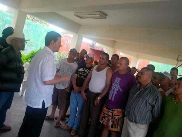 El comisionado se reunió con los 54 limoneros detenidos en el penal de Apatzingán