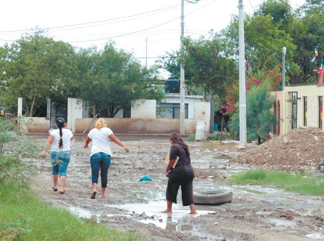 El contraste, la colonia Emiliano Zapata en Salinas Victoria muestra el abandono de las autoridades.