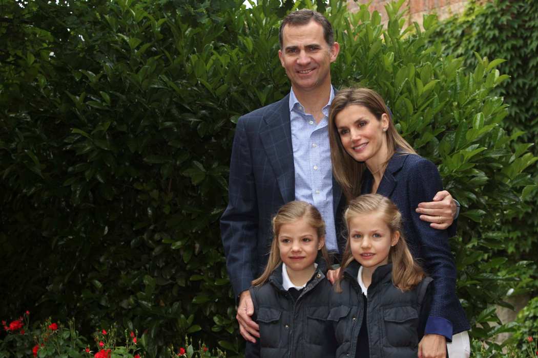 En la imagen de mayo de este año, Felipe y Letizia posan junto a sus hijas Sofía y Leonor en el Palacio de Zarzuela en Madrid. 